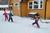 barn går på ski ute i barnehagen