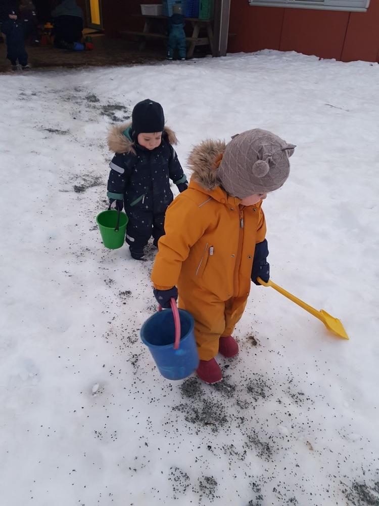 Barn leker i snø