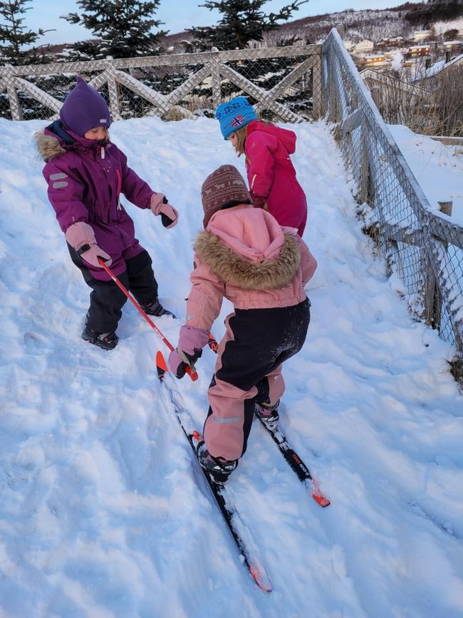 flere bilder av barn som går på ski i barnehagen
